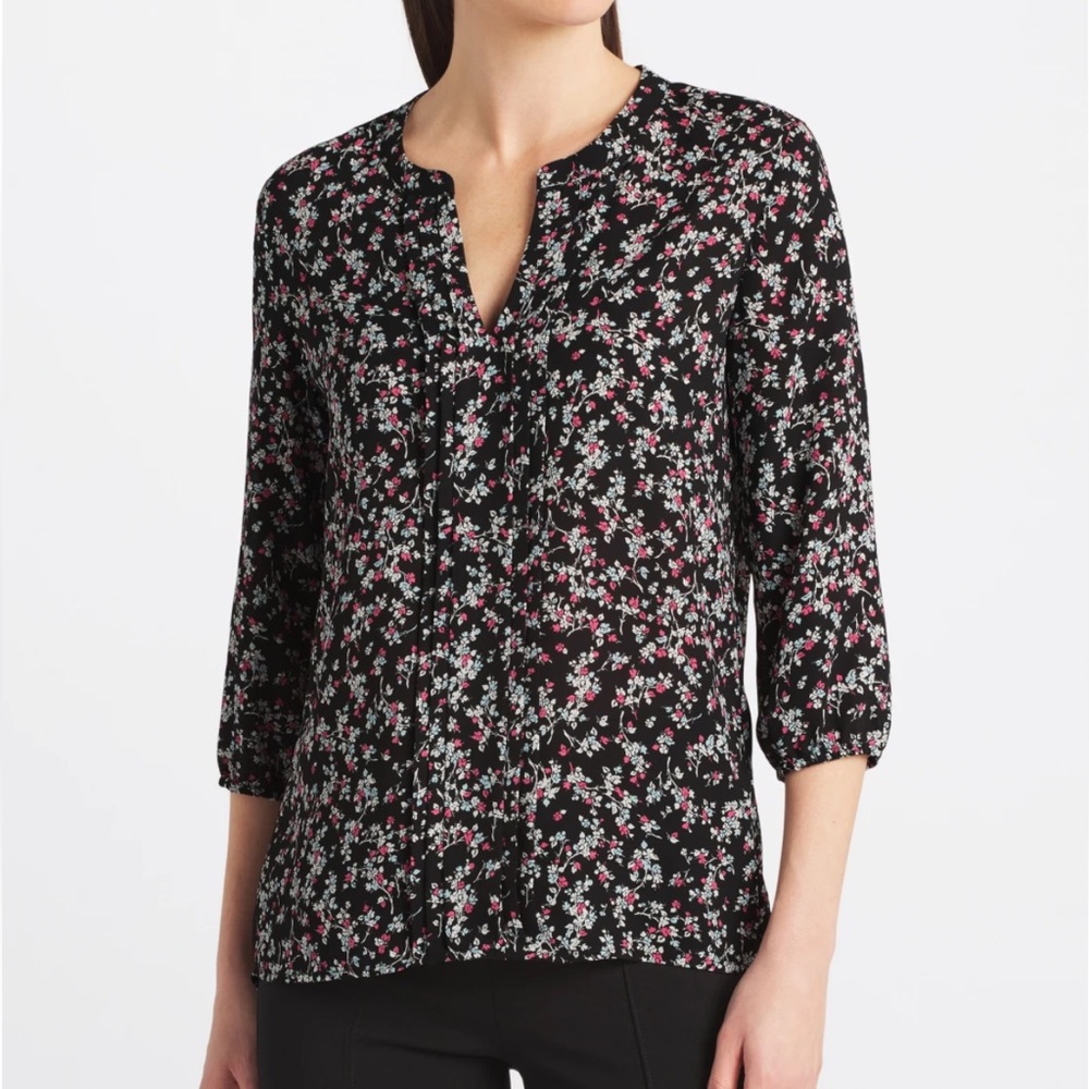 41 HAWTHORN
Maurry Pleat Detail Split Neck Blouse